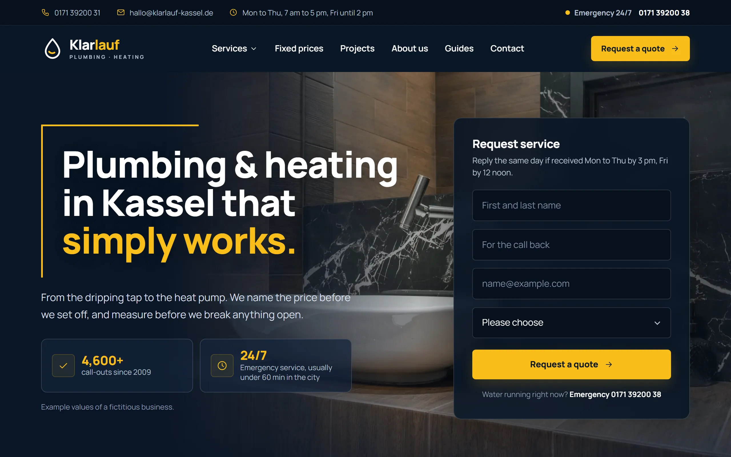Home page of the Klarlauf template with the headline in a yellow pipe bend over a photo of a man at a washbasin, an enquiry card on the right