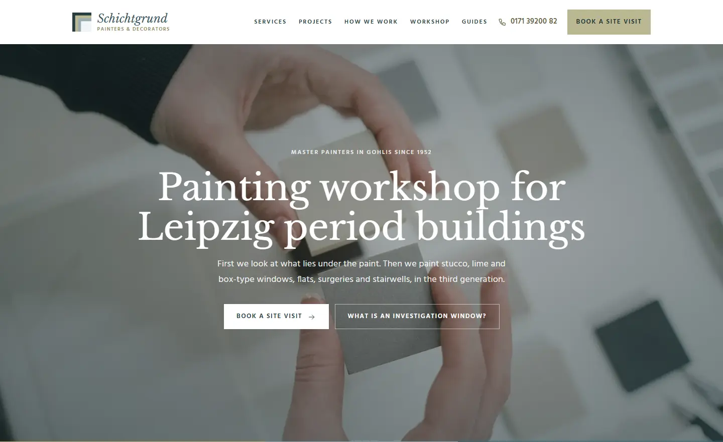 Home page of the painting workshop template with two hands holding beige and grey colour samples under a dark petrol veil, the serif headline about a painting workshop for period buildings in Leipzig and two buttons