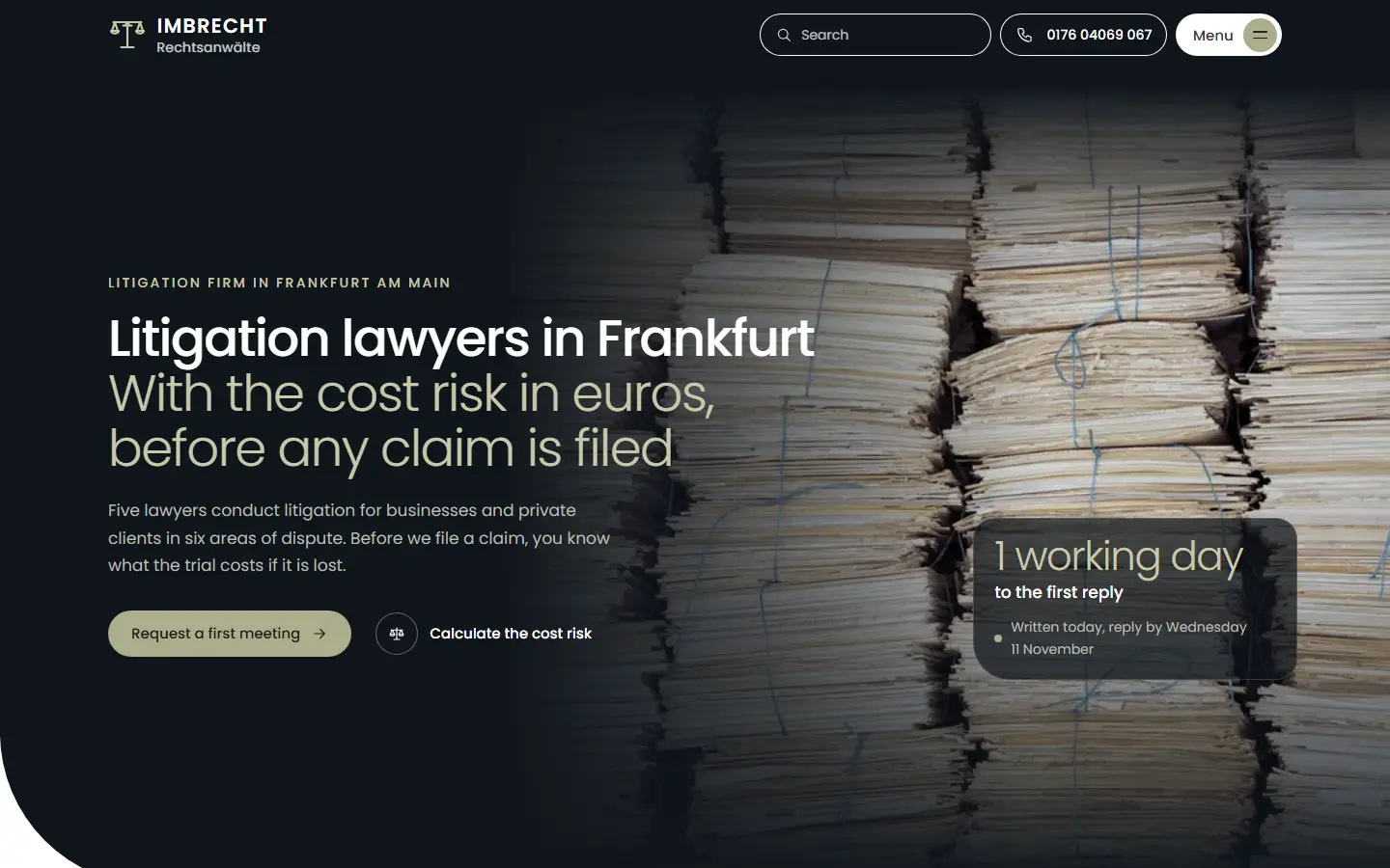 Home page of the litigation firm template, the headline litigation lawyers in Frankfurt over a stack of bundled files in night blue, the second line light in khaki, two buttons and a card with the reply by the next working day