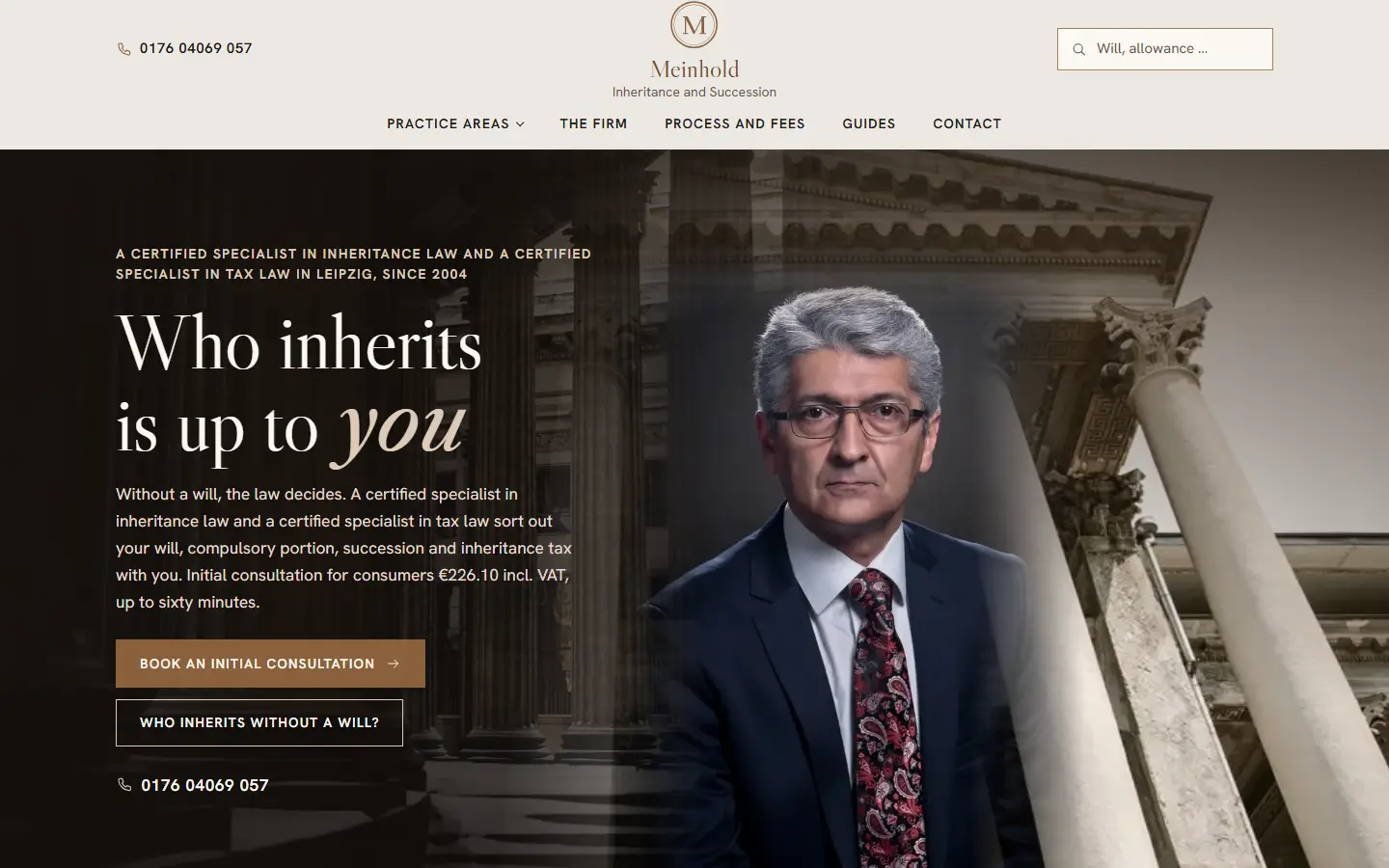 Home page of the inheritance law template with a grey-haired lawyer in a dark suit in front of a columned portico, the Meinhold seal and name, the headline about who inherits in Libre Caslon on a dark background and a caramel button for an initial consultation