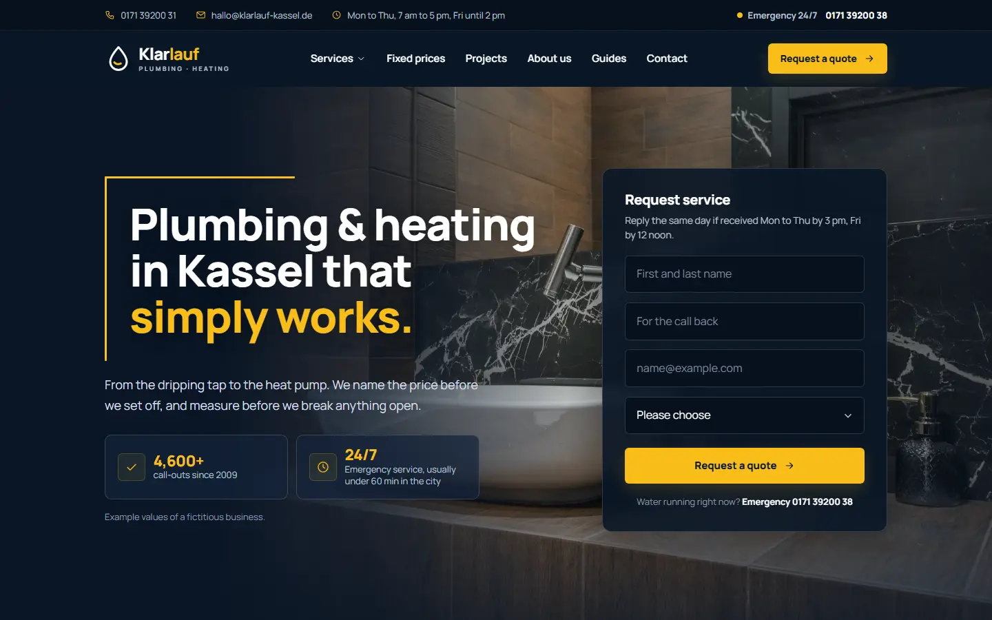 Home page of the Klarlauf template with the headline in a yellow pipe bend over a photo of a man at a washbasin, an enquiry card on the right