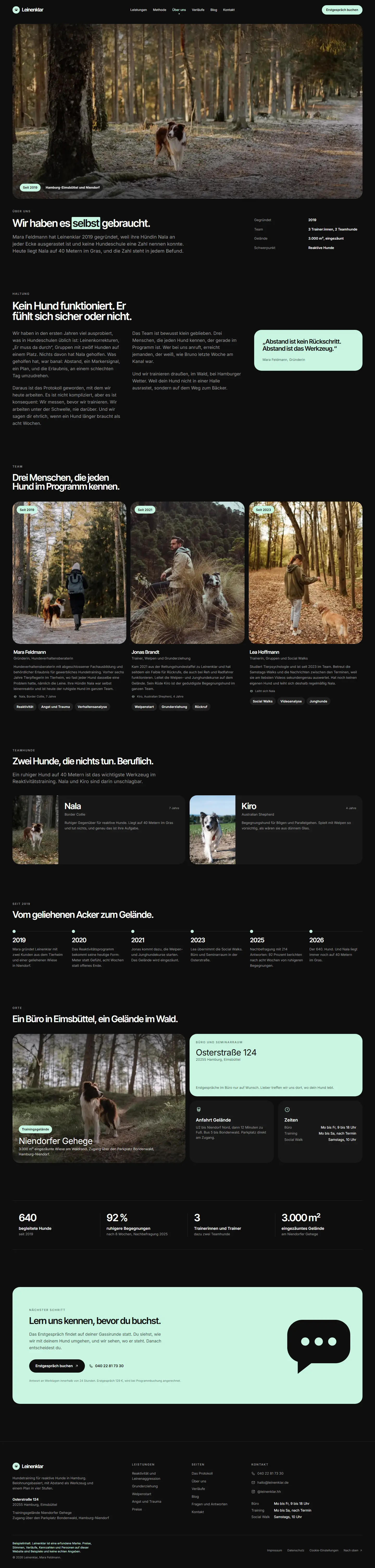 Drei Menschen, zwei Teamhunde des Templates Leinenklar